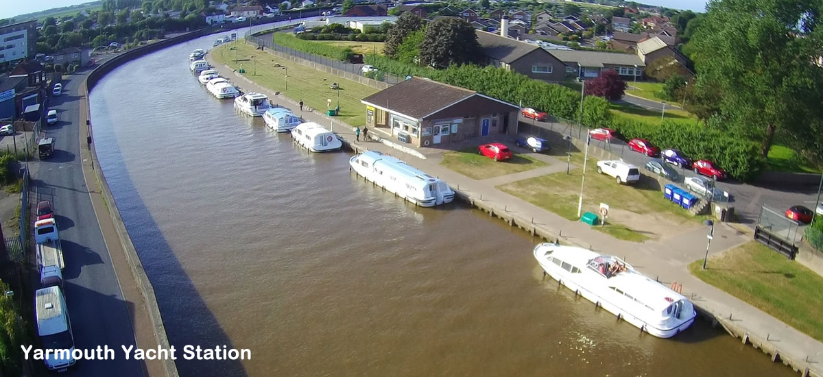 low tide at great yarmouth yacht station